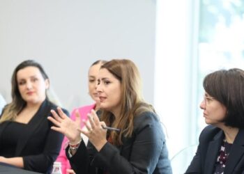 Ogerta Manastirliu në takimin me gratë në Kashar: Tirana 2030, plani ynë për një Tiranë që kujdeset për familjet