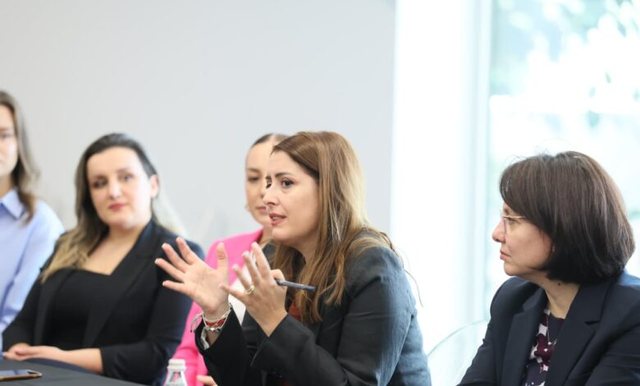 Ogerta Manastirliu në takimin me gratë në Kashar: Tirana 2030, plani ynë për një Tiranë që kujdeset për familjet
