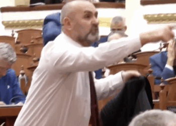 “Ku i ke kostumet, Ulsi?” – replika e Berishës që ndezi Kuvendin. Manja heq xhaketën, hajde ti krahasojmë (VIDEO)