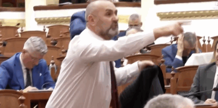 “Ku i ke kostumet, Ulsi?” – replika e Berishës që ndezi Kuvendin. Manja heq xhaketën, hajde ti krahasojmë (VIDEO)