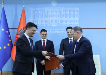 Kontroll të rreptë të mallrave ushtarake, nënshkruhet marrëveshja mes Doganes dhe AKSHE