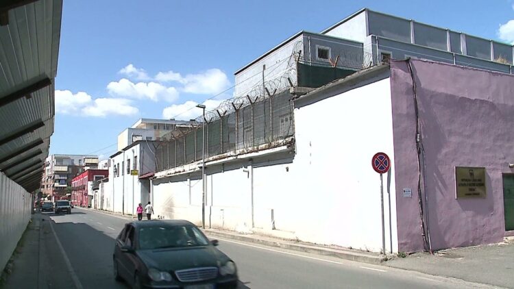 Tentativa e dy të burgosurve për arratisje me litar, Prokuroria dërgoi në gjyq tre policë