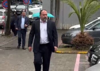 Ish-ministri Arbjan Mazniku paraqitet në SPAK për dosjen 5D