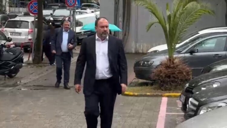 Ish-ministri Arbjan Mazniku paraqitet në SPAK për dosjen 5D