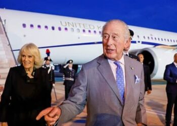 Për herë të parë pas thuajse 500 vitesh, Mbreti Charles bëhet monarku i parë britanik që zbarkon në Vatikan