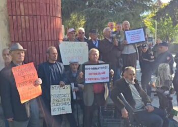 Minatorët në protestë përpara parlamentit: Ne vuajmë për bukën e gojës, deputetët marrin 4 mijë Euro