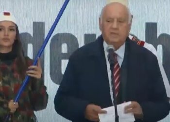 Alfred Moisiu në protestën për UÇK-në në Tiranë: “Thaçi, Veseli, Krasniqi e Selimi kanë kryer detyrën më të lartë – çlirimin e Kosovës”