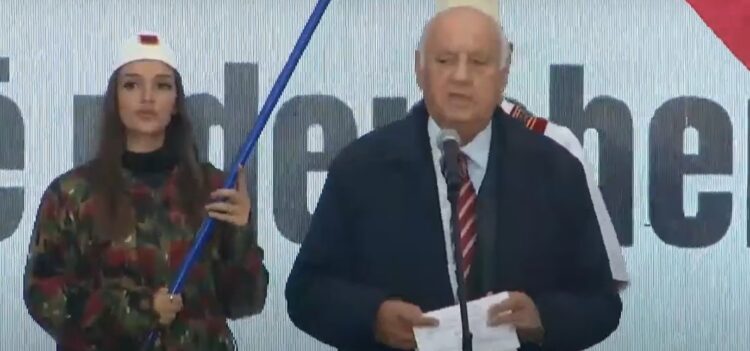 Alfred Moisiu në protestën për UÇK-në në Tiranë: “Thaçi, Veseli, Krasniqi e Selimi kanë kryer detyrën më të lartë – çlirimin e Kosovës”