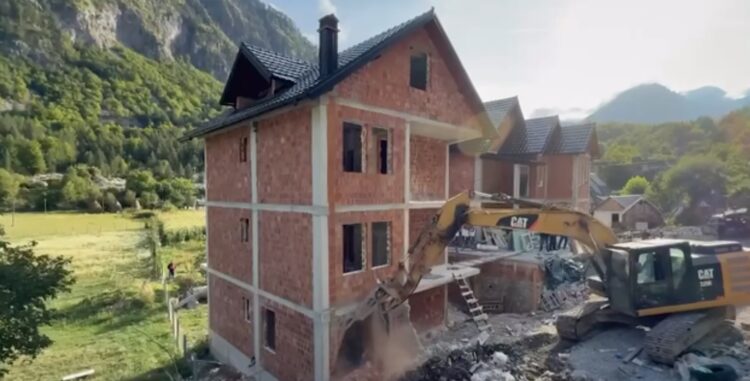 Aksioni për prishjen e ndërtimeve pa leje në Parkun Kombëtar të Valbonës/ Rama: Ndaluni, është e kotë