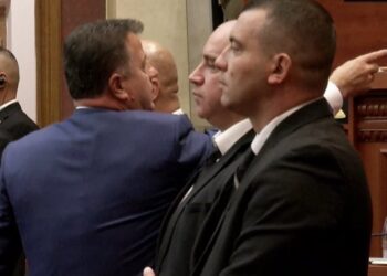 “Mos më drejto gishtin, turp të kesh ti”, ministrja Koçiu debaton ashpër me Nokën