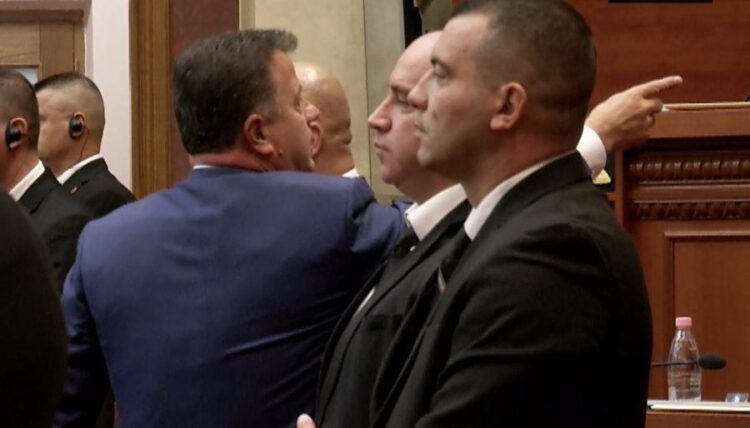 “Mos më drejto gishtin, turp të kesh ti”, ministrja Koçiu debaton ashpër me Nokën