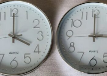 Ora dimërore, ja kur akrepat do të kthehen 60 minuta mbrapa