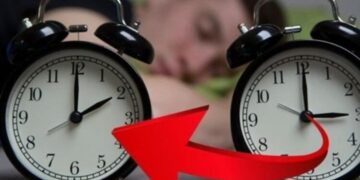 Të dielën ndërrohet ora, akrepat do të shkojnë 60 minuta pas