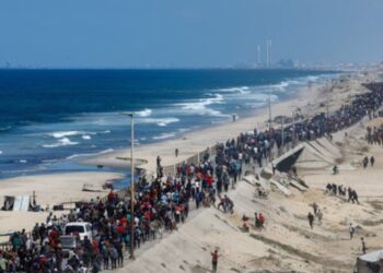 Palestinezët nisin të rikthehen në shtëpitë e tyre pasi hyn në fuqi armëpushimi në Gazë