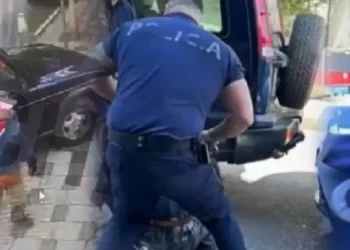 (VIDEO) Momenti kur Enis Vrapi shfaqet me kallash lodër në derën e Prokurorisë së Tiranës