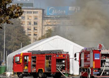 Të shtëna me armë zjarri jashtë parlamentit serb, raportohet për një të plagosur
