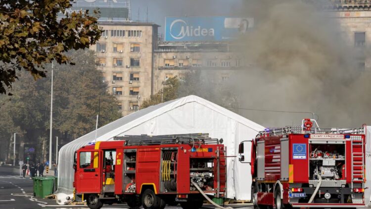 Të shtëna me armë zjarri jashtë parlamentit serb, raportohet për një të plagosur