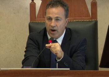 Tensione në Kuvend/ “Je i paaftë”, Peleshi përjashton Bardhin nga Kuvendi (VIDEO)