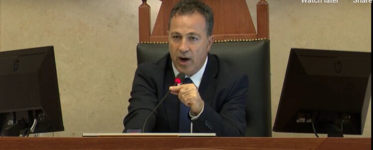 Tensione në Kuvend/ “Je i paaftë”, Peleshi përjashton Bardhin nga Kuvendi (VIDEO)