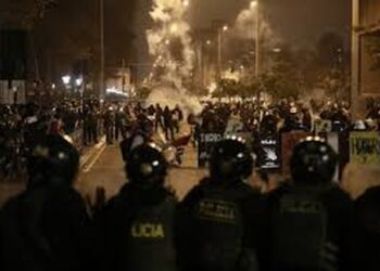 Protesta të dhunshme në Peru pas shkarkimit të presidentes Boluarte, dhjetëra të plagosur