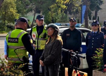 Mësuesja po shkonte në punë me monopatinë, dhjetëra policë i bëjnë pritë ‘krimineles’