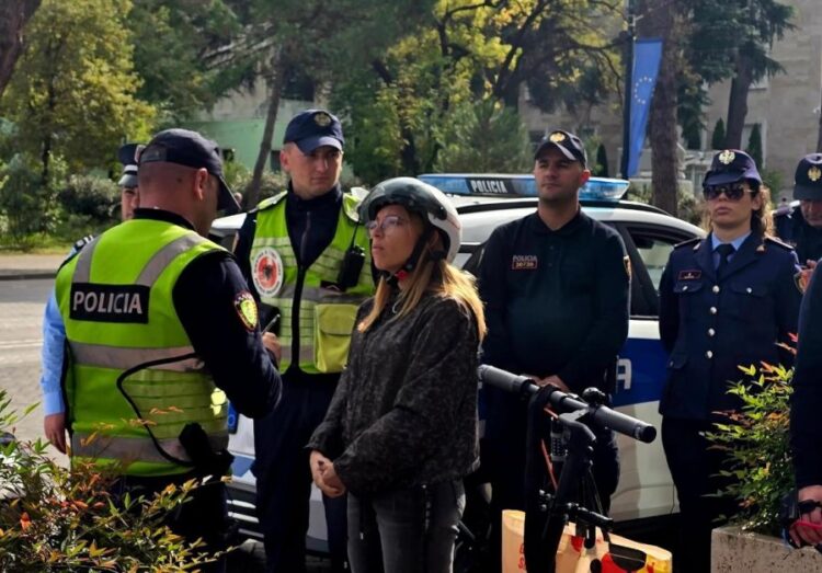 Mësuesja po shkonte në punë me monopatinë, dhjetëra policë i bëjnë pritë ‘krimineles’