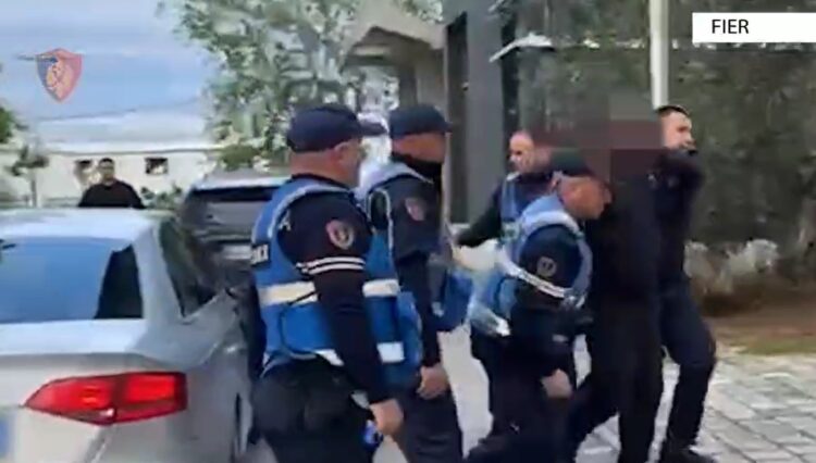 Fier/ Sekuestrohet armë zjarri, arrestohen dy persona. Në pranga drejtuesi i mjetit dhe pasagjerja që tentuan të largoheshin