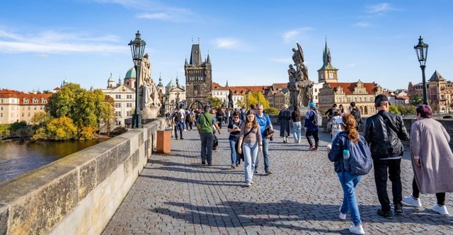 Skuterët elektrikë drejt ndalimit në Pragë pas ankesave për kaos e rrezik