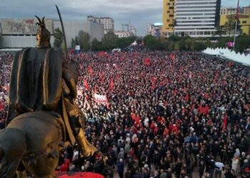 ‘Haga jashtë kontrollit’! Grenell poston foto nga protesta për ish-krerët e UÇK-së