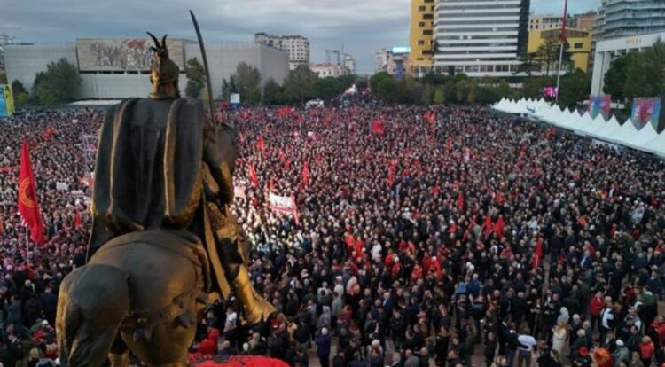 ‘Haga jashtë kontrollit’! Grenell poston foto nga protesta për ish-krerët e UÇK-së