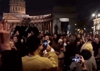 Himni anti-luftë/ Protesta publike, thirrje për rrëzimin e Putinit në sheshin historik të Shën Petersburgut