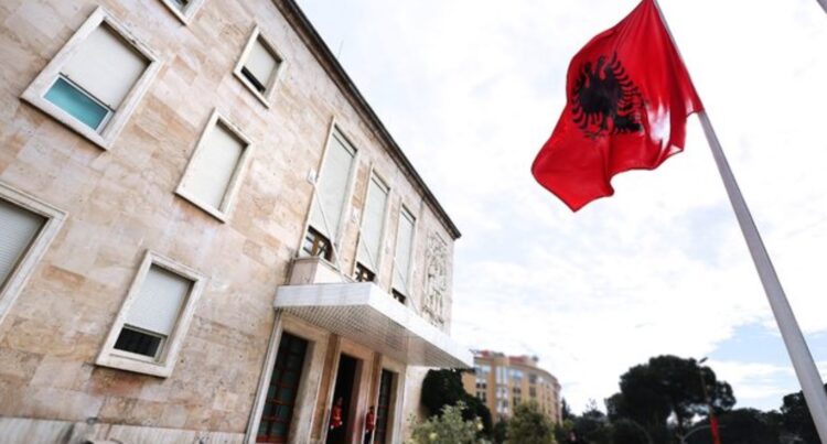 Qeveria liron nga detyra prefektët e Vlorës dhe të Fierit, ja kush i zëvendëson