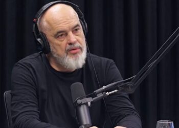 Rama mburret me shpikjen e Diellës: Kuriozitet i madh nga e gjithë bota për ministren tonë me 6 gishta