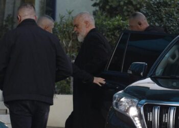 Zgjedhjet/ Rama mbledh ministrat dhe deputetët në një hotel në Tiranë