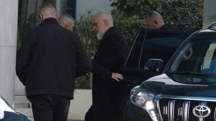 Zgjedhjet/ Rama mbledh ministrat dhe deputetët në një hotel në Tiranë