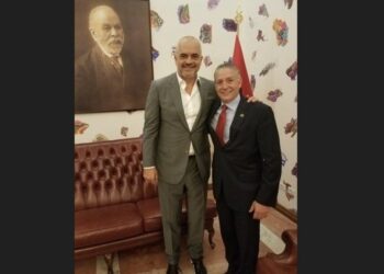 Eksperti amerikan publikon foton e Ramës me McGonigal: Njëri në burg, po ky kur do të rrëzohet?