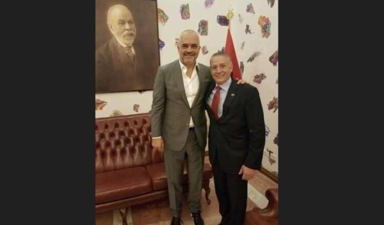 Eksperti amerikan publikon foton e Ramës me McGonigal: Njëri në burg, po ky kur do të rrëzohet?