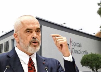 Protestë para Ministrisë së Shëndetësisë, gazetari: Rama e ktheu Tetorin rozë në Tetorin e zi për gratë e sëmura tek onkologjiku