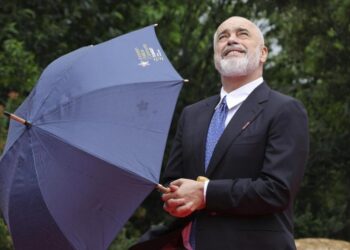 Media gjermane: Në Tiranë nuk kanë ujë në rubineta, Rama premton ‘Diellën’ dhe ngre kulla prej xhami