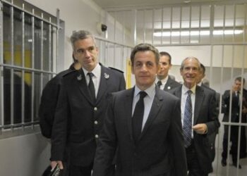 Tension në burgun Santé, të burgosurit postojnë pamje ku fyejnë dhe kërcënojnë Sarkozy
