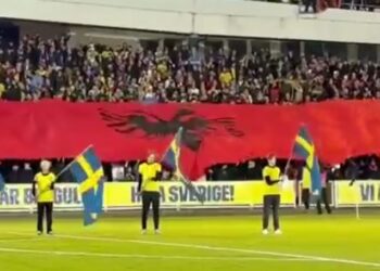 VIDEO/ Kosova pritet në Suedi si Shqipëri, banderolë gjigante me flamurin e kuq