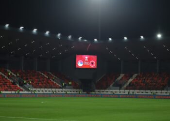 Dy orë para ndeshjes Serbi-Shqipëri, dominojnë ngjyrat kuqezi brenda stadiumit bosh