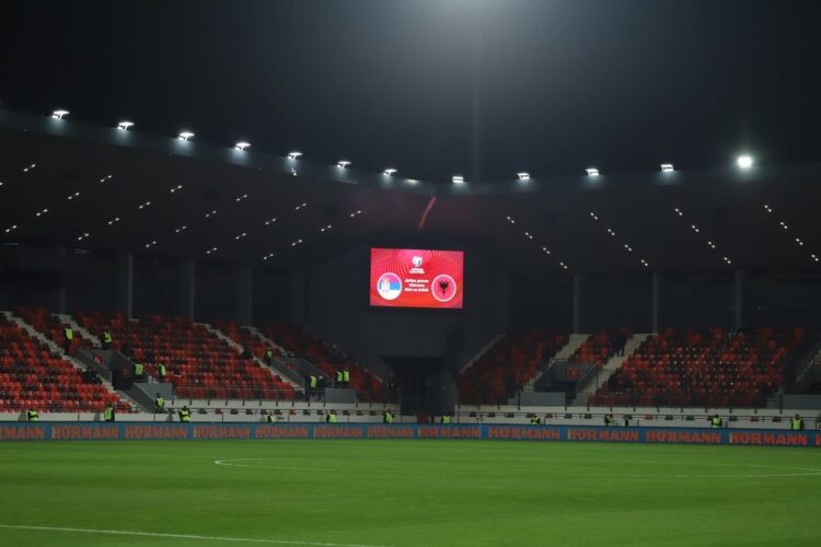 Dy orë para ndeshjes Serbi-Shqipëri, dominojnë ngjyrat kuqezi brenda stadiumit bosh
