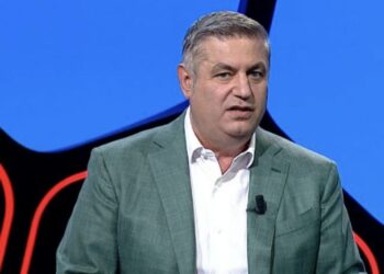 Serbët ndalojnë Shakohoxhën 3 orë në aeroport, reagon gazetari: Më kishin futur në listë të zezë