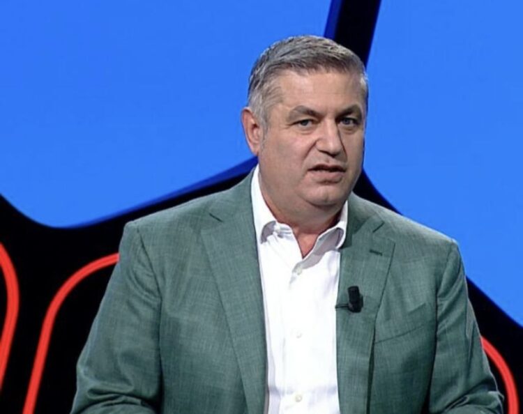 Serbët ndalojnë Shakohoxhën 3 orë në aeroport, reagon gazetari: Më kishin futur në listë të zezë