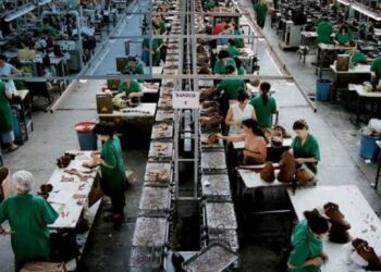 Thellohet kriza, industria e tekstileve dhe këpucëve humbet 20% të punonjësve në dy vite