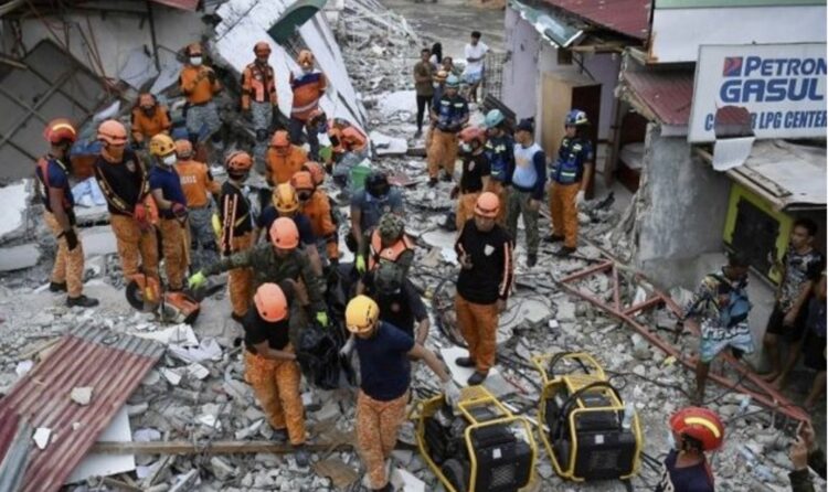 Filipinet goditen nga dy tërmete të fuqishme, autoritetet paralajmërojnë cunami