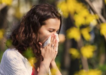 A mund të të lëndojë një teshtimë? Ja si reagon trupi ndaj saj