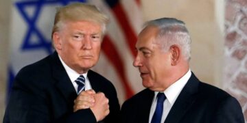 Flamuj amerikanë dhe brohoritje në Tel Aviv, Izraeli përgatitet për vizitën e Trump