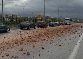 Tiranë/ Kamionit i derdhen inertet në Unazën e Madhe, rrezikohen shoferët